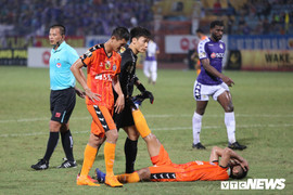 Bùi Tiến Dũng thở phào khi thoát bàn thua, động viên Hà Đức Chinh nén đau thi đấu