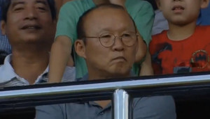 Bùi Tiến Dũng chịu thua cú 'nã đại bác', HLV Park Hang Seo trầm ngâm trên khán đài