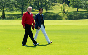 Tổng thống Trump đấu golf giao hữu cùng Thủ tướng Nhật Bản Abe