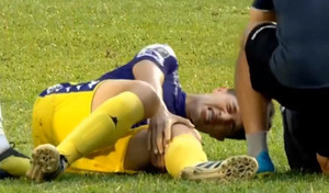 Đình Trọng ôm mặt đau đớn, nguy cơ lỡ trận Việt Nam vs Thái Lan