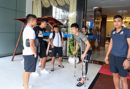 Video: Đình Trọng chống nạng tiễn đồng đội, HLV Park Hang Seo vỗ về an ủi