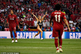 Liverpool vô địch tẻ nhạt, nữ CĐV phá đám mới là tâm điểm trận chung kết