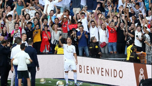 Video: CĐV chơi trội mặc áo Barca đến xem Hazard ra mắt Real và cái kết