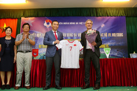 CLB Wolfsburg hợp tác phát triển bóng đá Việt Nam, đánh giá VFF tốt nhất Đông Nam Á