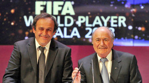 Infographic: Quan chức FIFA giúp Nga, Qatar đăng cai World Cup chung cảnh thân bại danh liệt