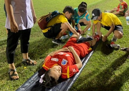 Video: Trọng tài nhanh trí cứu mạng nữ cầu thủ TP.HCM