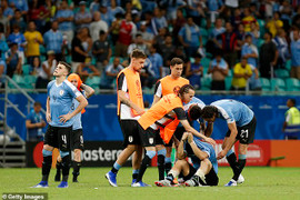Kết quả Copa America: Suarez đá hỏng luân lưu, Uruguay bị Peru loại ở tứ kết