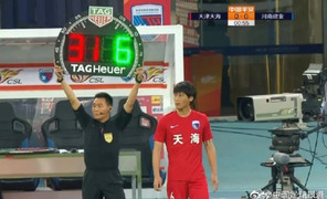 Đội bóng Trung Quốc thay người như trò hề, cầu thủ đá 15 giây bị thay ra