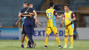 Bị Sanna Khánh Hòa cầm chân, HLV Hà Nội lao vào sân định 'xử' trọng tài