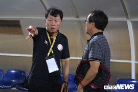 HLV Chung Hae-soung: Tôi đang bị dư luận ép phải vô địch V-League