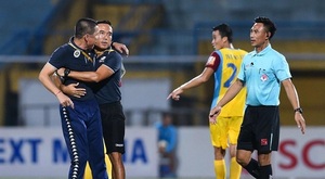 Bầu Hiển muốn nêu gương, HLV Hà Nội sao lại thế này?