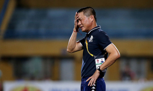 Lao vào sân định 'xử' trọng tài, HLV Hà Nội FC xin lỗi người hâm mộ