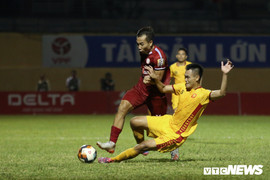 HLV Hàn Quốc than V-League khắc nghiệt: Làm bóng đá 30 năm rồi chưa gặp bao giờ