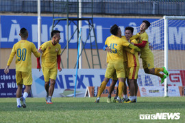 Bầu Đệ thị sát, cầu thủ Thanh Hóa tập luyện hăng say chờ quyết đấu HAGL