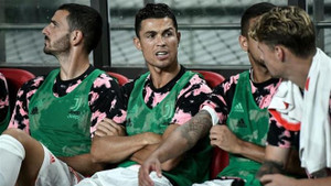 Ronaldo bị tẩy chay và thói khinh rẻ bóng đá châu Á