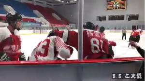 Video: Thua quá đậm, đội khúc côn cầu Trung Quốc cay cú đấm gục đối thủ