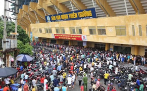 Trận Nam Định vs HAGL sốt vé, hàng ngàn CĐV vây kín sân Thiên Trường