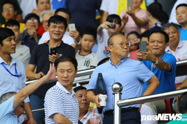 Biển người phủ kín sân Thiên Trường, HLV Park Hang Seo ngơ ngác tìm chỗ ngồi