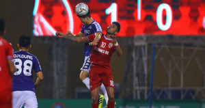 HLV Hà Nội FC than quá tải, Duy Mạnh vừa ra viện vẫn phải xỏ giày thi đấu