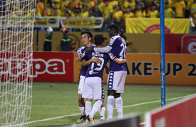 Quang Hải ghi tuyệt phẩm, Hà Nội FC bỏ xa đội nhì bảng TPHCM 8 điểm