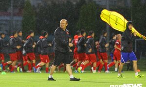 Tuyển Việt Nam dầm mưa tập luyện, bố mẹ Quang Hải sốt ruột ngóng con