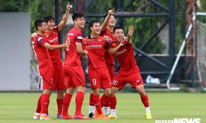 Tuyển Việt Nam 'trở về tuổi thơ', cười sảng khoái trong bài tập lạ