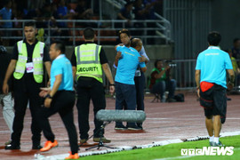 HLV Thái Lan vượt giới hạn, HLV Park Hang Seo ôm đối thủ giảng hòa