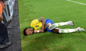 Video: Neymar bị hậu vệ Colombia húc bay khỏi sân, đâm đầu vào bảng quảng cáo