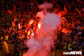 HLV Nam Định lên án fan cuồng đốt pháo sáng: Phá hoại chứ không phải cổ vũ