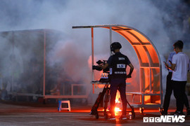 CĐV bắn pháo sáng suýt chết người ở sân Hàng Đẫy: BTC trận đấu buông lỏng an ninh, không lắp cổng từ theo kế hoạch