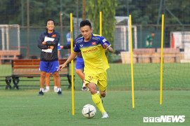 Văn Toàn 'dìu dắt' Mạc Hồng Quân, trợ lý Lee Young-jin cười tươi quan sát Võ Huy Toàn