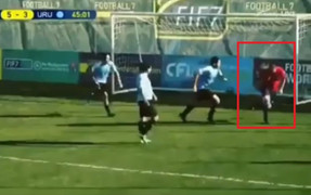 Video: Bò ra sân đánh đầu ghi bàn, cầu thủ bị cả đội đối phương đuổi đánh