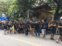 CĐV Malaysia diễu hành đến sân Mỹ Đình, tiếp lửa đội nhà đấu tuyển Việt Nam