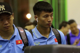 Tờ mờ sáng, tuyển Việt Nam ra sân bay lên đường đấu Indonesia