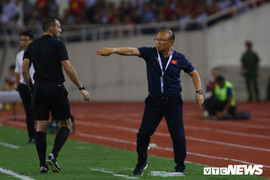 HLV Park Hang Seo đứng ngồi không yên, năm lần bảy lượt bị trọng tài nhắc nhở