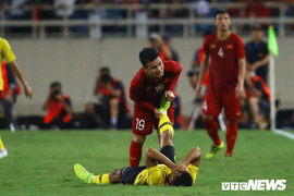 Quang Hải chơi đẹp, cầu thủ Malaysia hai lần cảm ơn