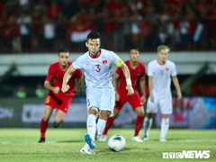 Video: Quế Ngọc Hải sút phạt đền tinh quái, tuyển Việt Nam dẫn Indonesia 2-0