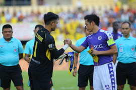 Video: Bị phạt chóng mặt, Văn Quyết vẫn đánh bại thủ môn tuyển Việt Nam