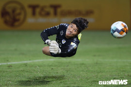 Bùi Tiến Dũng dự bị, Phí Minh Long trổ tài chỉ chịu thua 2 siêu phẩm