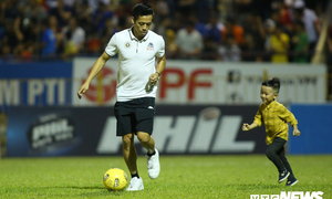 Video: Văn Quyết hạnh phúc cùng con trai nâng cúp vô địch V-League