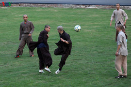 Khi các nhà sư trổ tài...đá bóng
