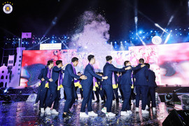 Mải tiệc tùng, cầu thủ Hà Nội FC khiến HLV Park Hang Seo phiền lòng