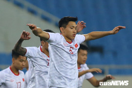 Không còn thân hình 'cò hương', Đoàn Văn Hậu chẳng ngại cầu thủ UAE cao to