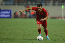 Đoàn Văn Hậu lăn xả hứng cú sút cực mạnh, cứu thua cho tuyển Việt Nam