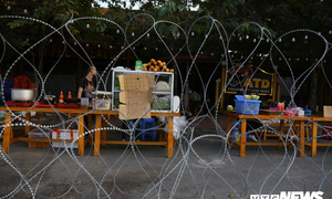 Quầy bán đồ ăn nhếch nhác mọc quanh hàng rào thép gai trước trận Việt Nam vs Thái Lan