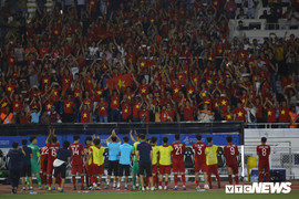 Thắng U22 Indonesia, U22 Việt Nam đi quanh sân cảm ơn cổ động viên