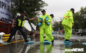U22 Việt Nam vs U22 Singapore: Ngập từ trong ra ngoài, BTC xếp bao cát làm lối đi