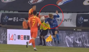 Đạp thẳng đầu đối thủ, cầu thủ Trung Quốc ngang ngược chối tội: 'Anh ta tự húc vào tôi'