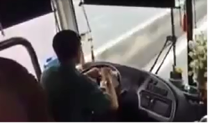 Rùng mình tài xế xe Phương Trang vừa lái xe vừa cuốn bánh tráng