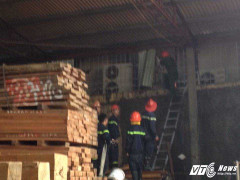 Ảnh: Hàng trăm cảnh sát dập đám cháy lớn trên đường Trường Chinh